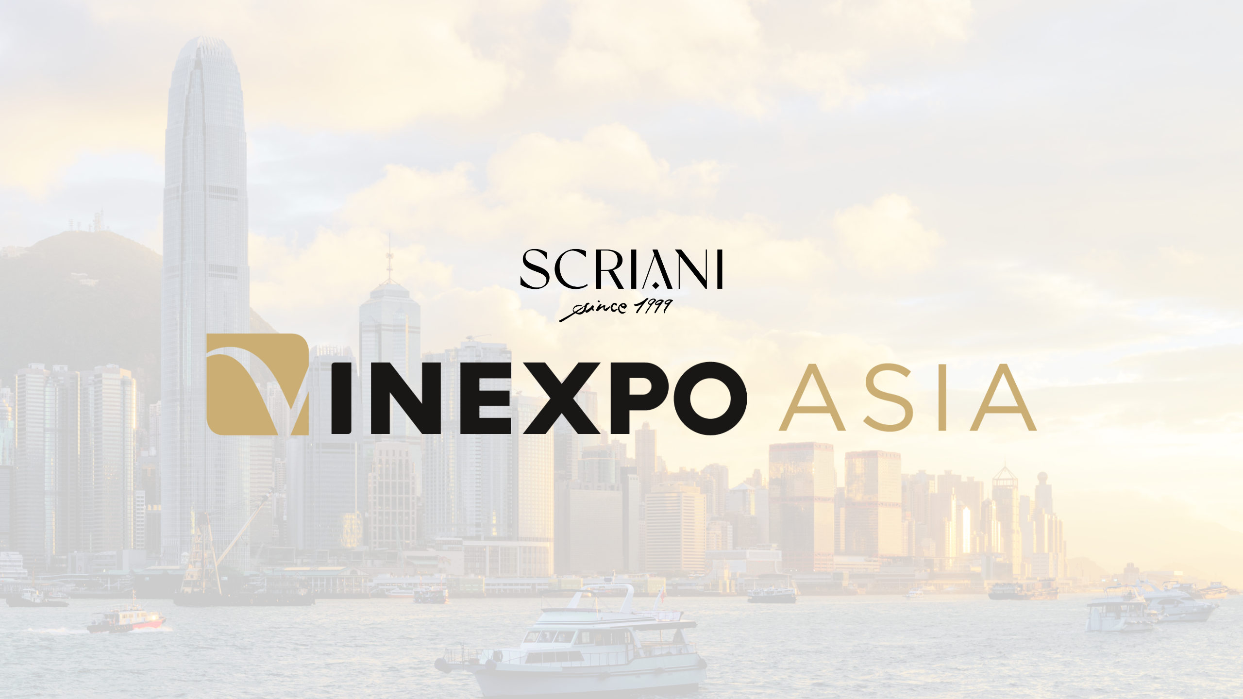 logo vinexpo asia hong kong 2026 e logo scriani. sullo sfondo una foto della città di hong kong